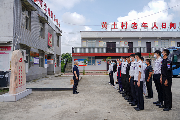 “助力鄉(xiāng)村振興，踐行艱苦奮斗” 將新員工黨性教育活動(dòng)搬到對(duì)口幫扶村1.jpg