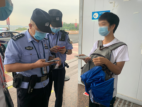 安檢站查獲一旅客冒用他人健康碼、核酸證明副本.jpg